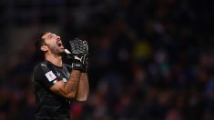 Buffon se lamenta durante el Italia-Suecia. (AFP)