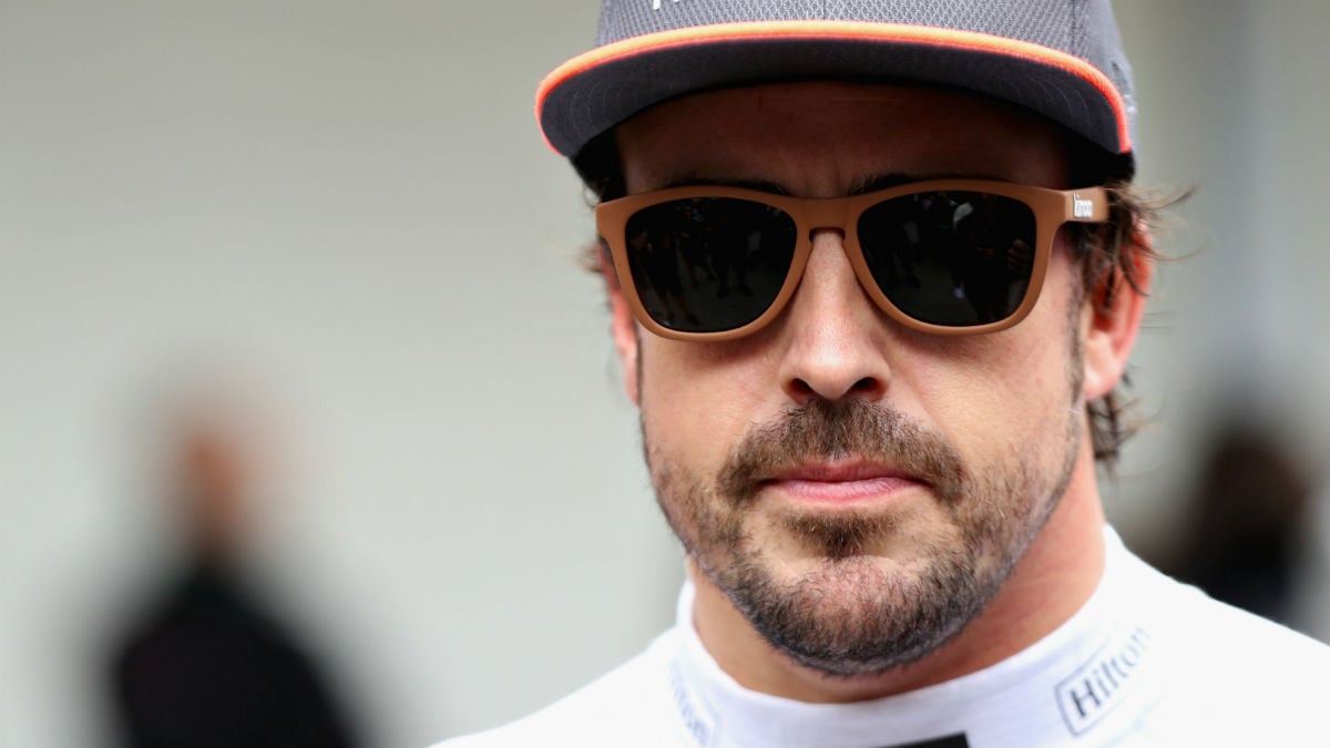Fernando Alonso ha vuelto a criticar a Honda tras el GP de Brasil, llevándose las manos a la cabeza ante el déficit de potencia del motor japonés respecto al resto. (Getty)