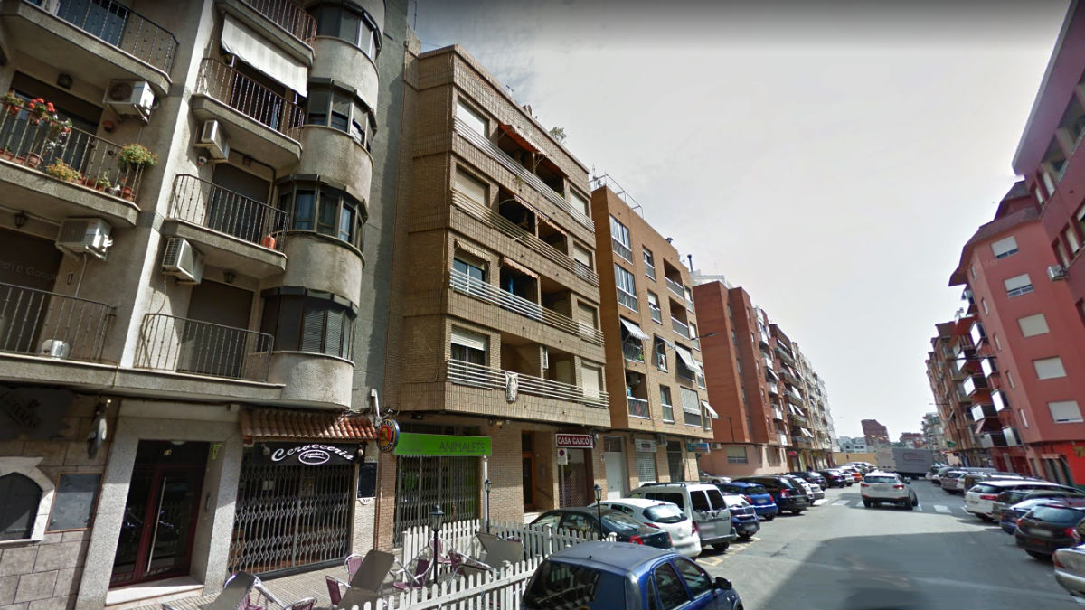 Fachada del número 12 de la calle Pare Castells, de Alzira, donde se produjo el suceso.