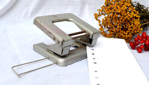 Es la perforadora de papel un invento infravalorado por su sencillez?