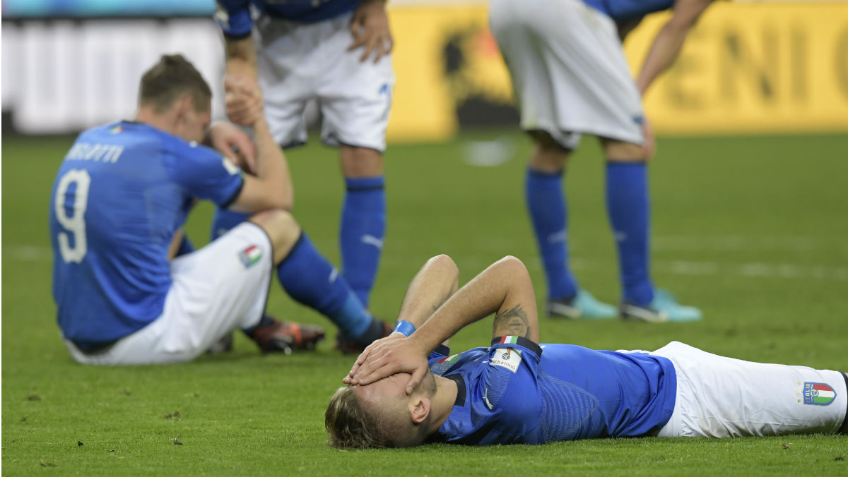Italia, desolada tras caer eliminada. (AFP)
