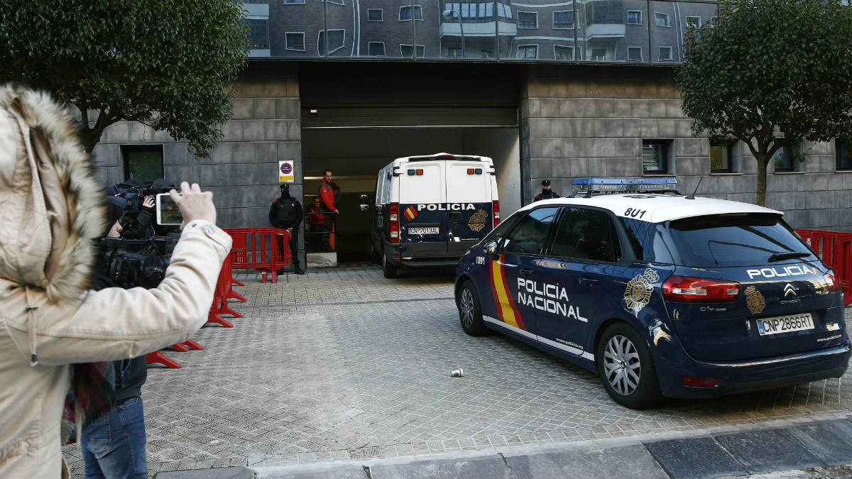 Los acusados, conocidos como ‘la manada’, entran en un furgón policial al palacio de Justicia de Pamplona. (EFE)