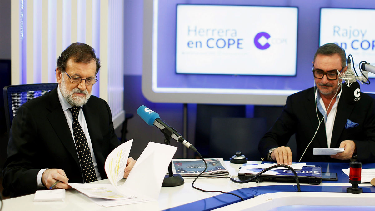 Mariano Rajoy entrevistado en COPE por Carlos Herrera. (Foto: EFE)