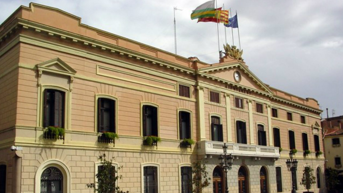 El Ayuntamiento de Sabadell con todas las banderas reglamentarias.