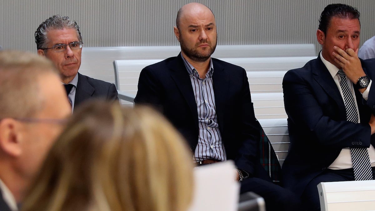 Francisco Granados, a la izquierda de la imagen, durante el primer juicio de la trama Púnica (Foto: Efe).