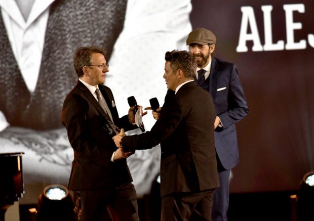 Juan Luis Guerra fue quien le entregó el galardón a 'Persona del Año' de estos Grammy Latinos 2017. Foto: AFP
