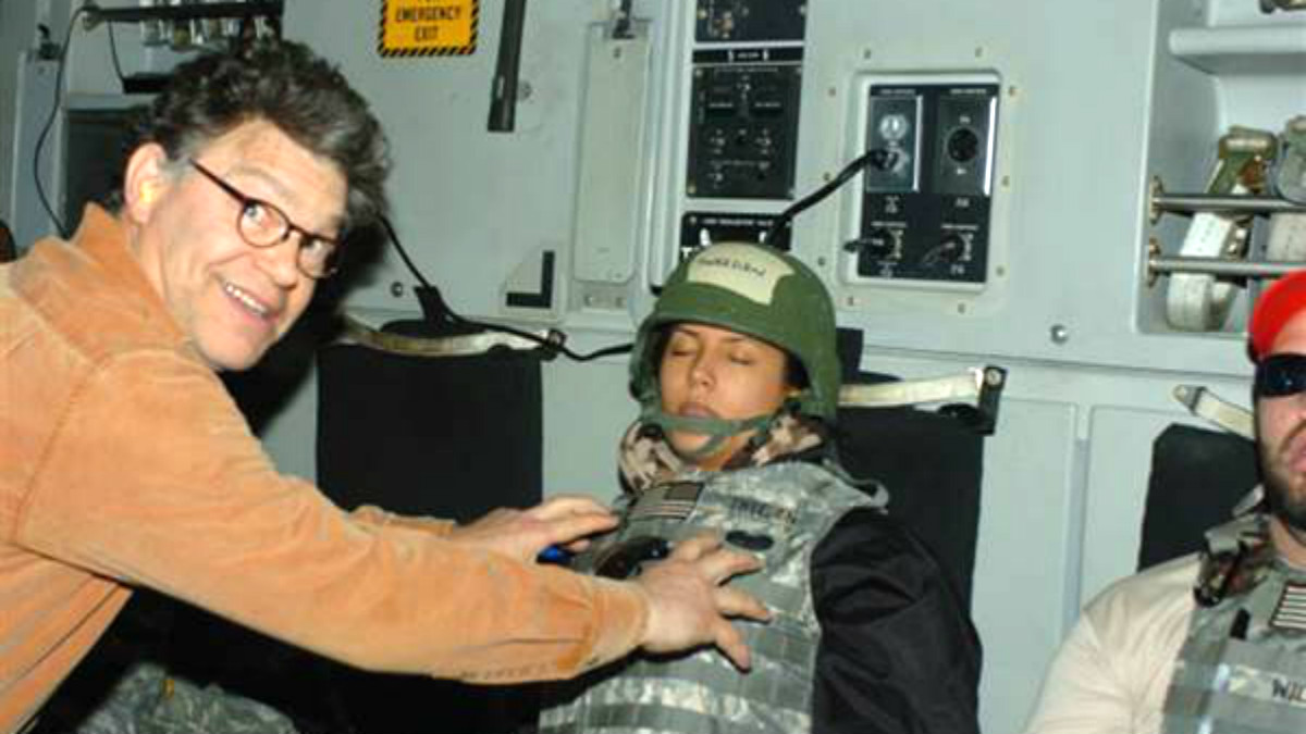 El hoy senador Al Franken manosea los pechos de Leeann Tweeden en el avión que los llevaba a Afganistán en 2006.