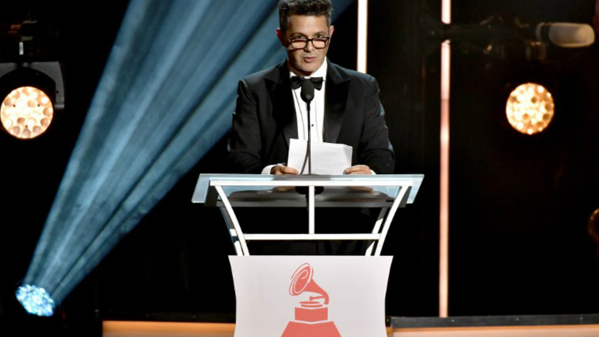Alejandro Sanz recibe el homenaje como ‘Persona del año’ de los Grammy Latinos 2017. Foto: AFP