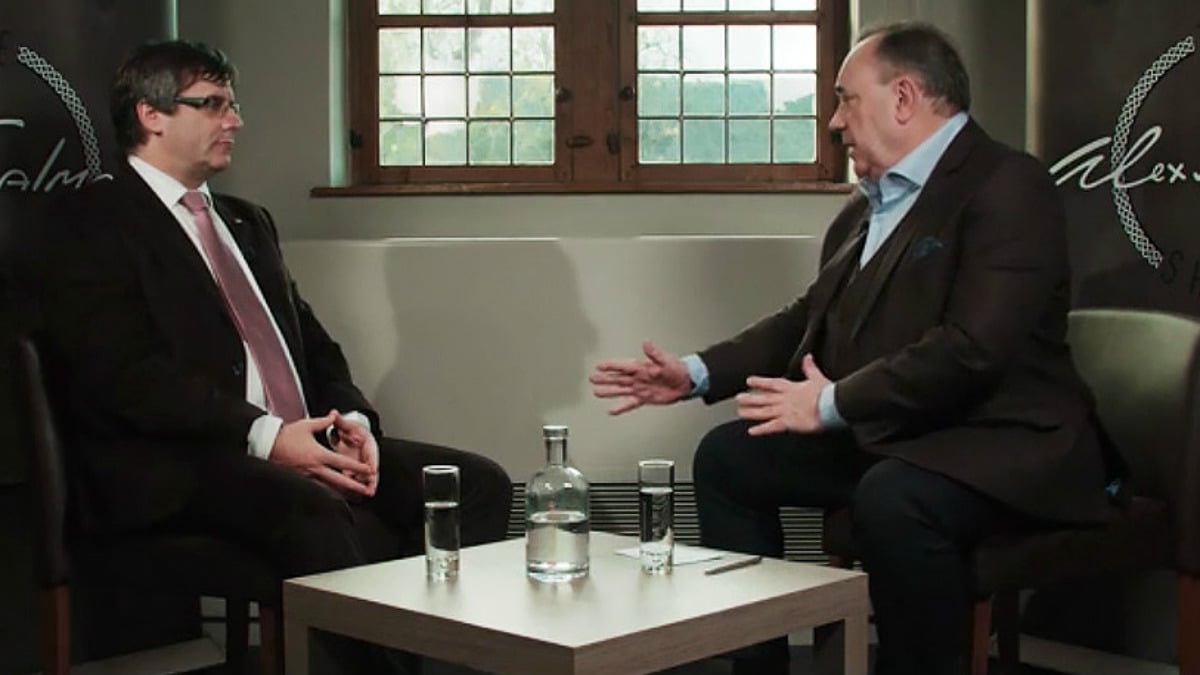 Carles Puigdemont y el ex líder independentista escocés Alex Salmond, quien lo entrevista en la cadena rusa RT.