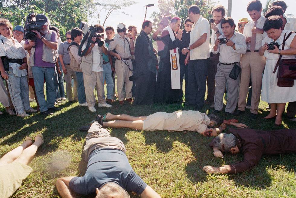 periodistas alrededor de los seis jesuitas y las dos domésticas asesinadas en 1989 en El Salvador.