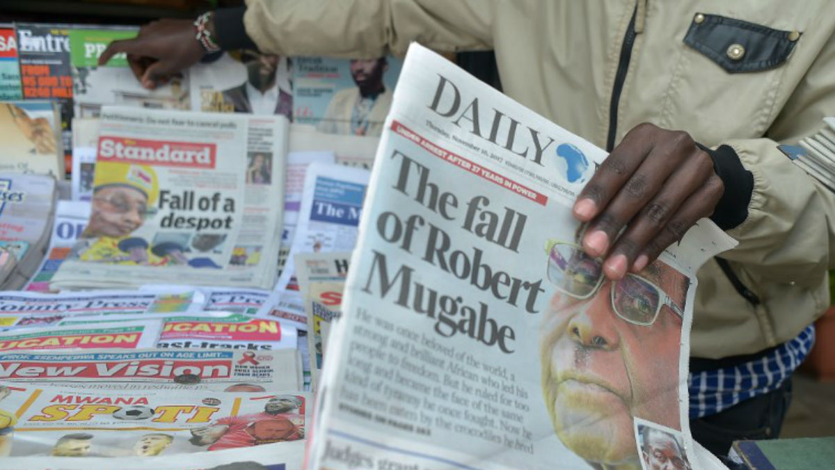 El arresto domiciliario de Robert Mugabe ocupa todas las portadas de la prensa local de Zimbabue. Foto: AFP