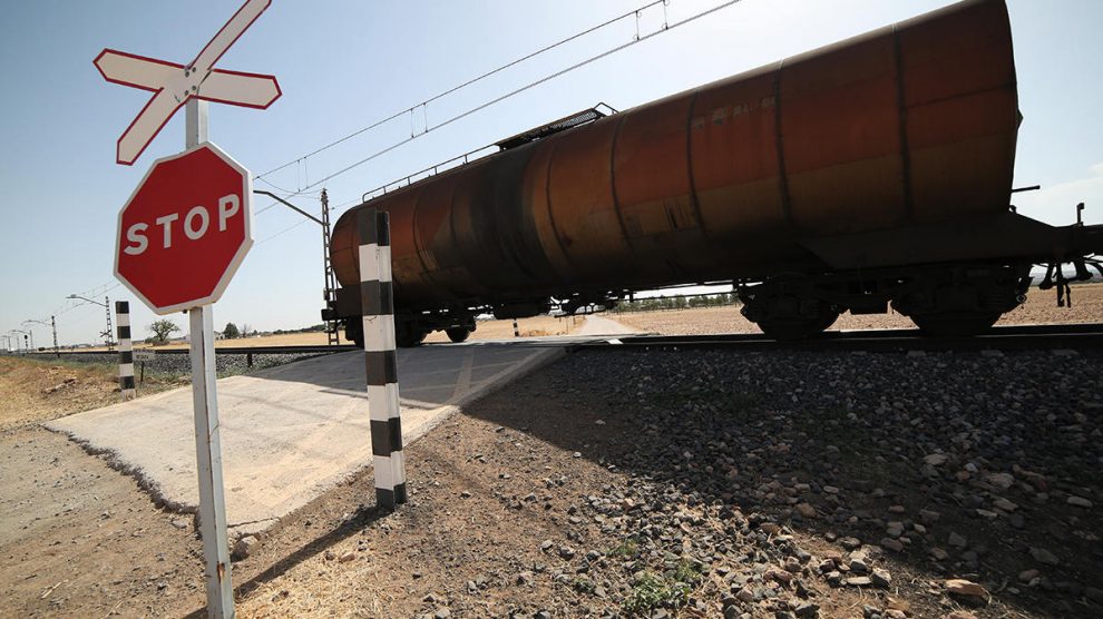 Paso a nivel de una de las vías de tren de España.