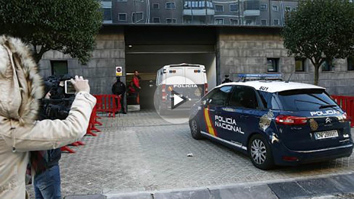 Los acusados, conocidos como ‘la manada’, entran en un furgón policial al palacio de Justicia de Pamplona. (EFE)