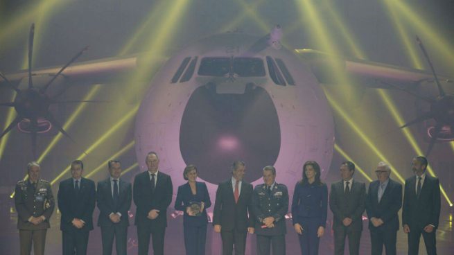 La ministra de Defensa, María Dolores Cospedal, con el Airbus A-400 A