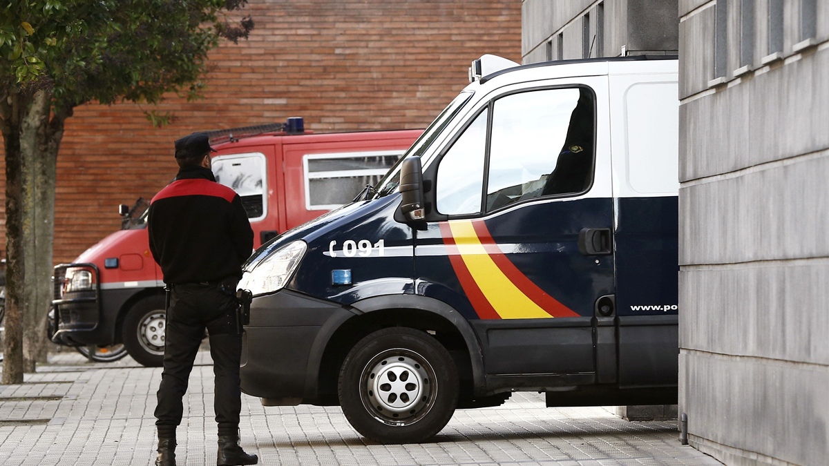 Furgón policial que traslada a ‘La Manada’ al juicio. (Foto: EFE)