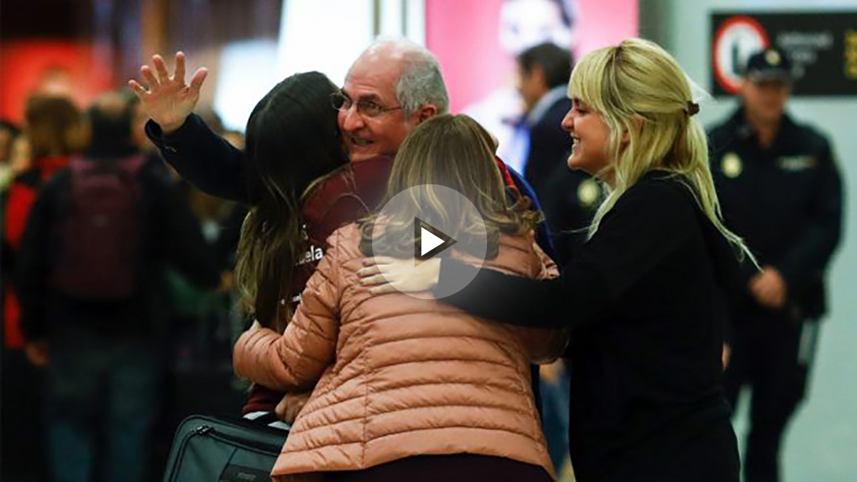 El ex alcalde de Caracas Antonio Ledezma a su llegada a Madrid. (Foto: AFP)