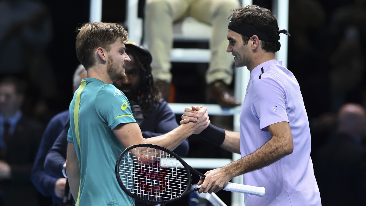 Goffin y Federer se saludan al término del choque. (AFP)