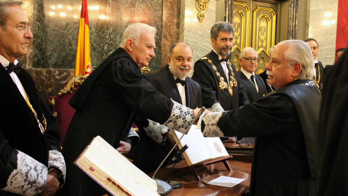 Luis Navajas (a la derecha), durante su toma de posesión como teniente fiscal del Supremo en Noviembre de 2014 (Foto: CGPJ).