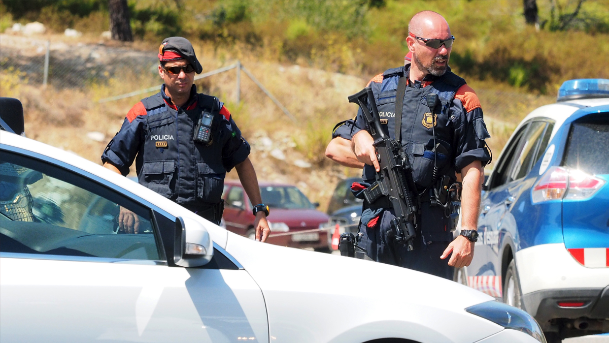 Mossos d’Esquadra en el peaje de La Junquera. (Foto: AFP)