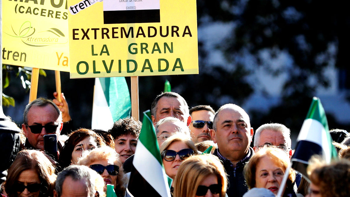 Manifestación de extremeños en Madrid para exigir un tren de calidad (Foto: Efe).