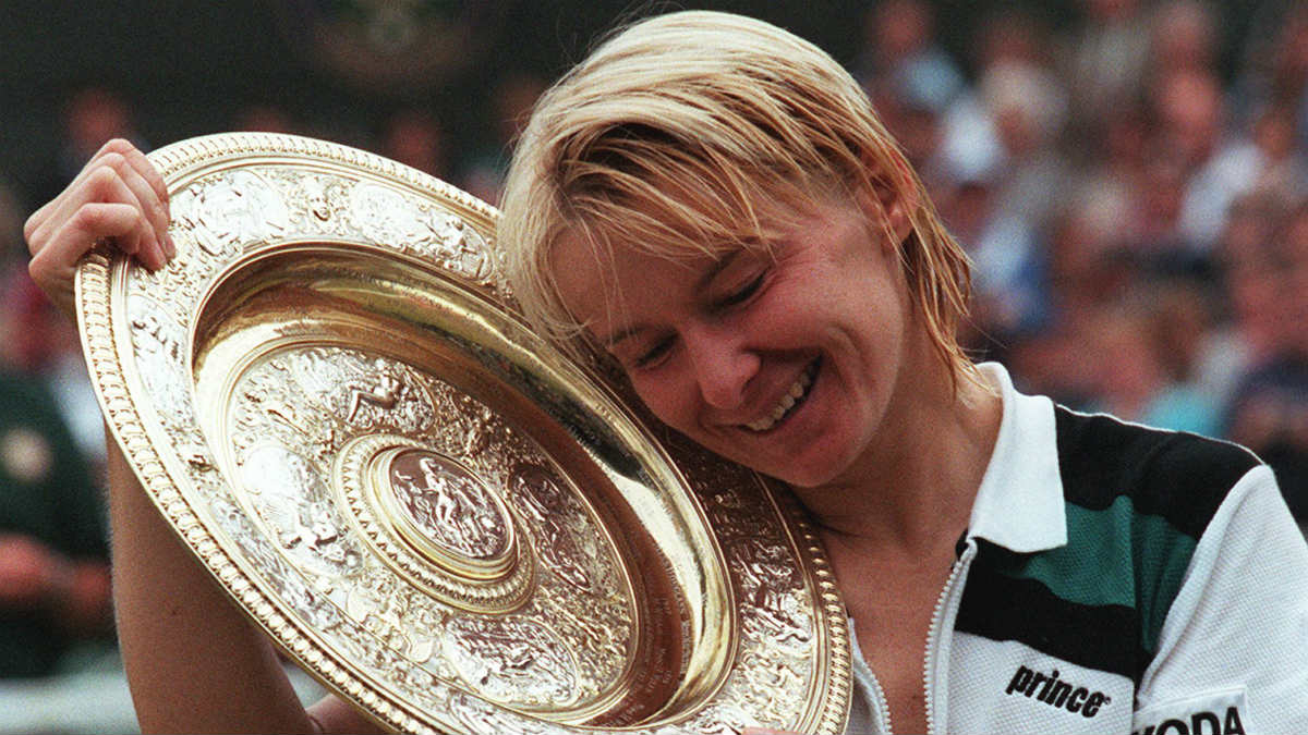 Jana Novotna posa con el trofeo de Wimbledon. (AFP)