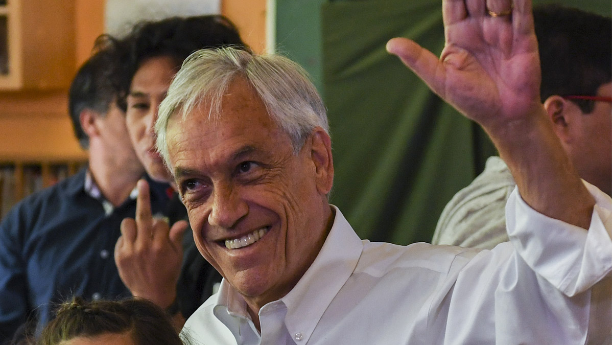 Sebastián Piñera al votar en las elecciones de Chile (Foto: AFP)