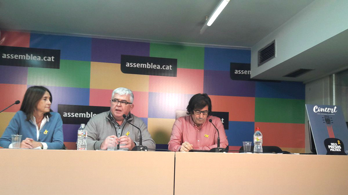 Los promotores del ‘Concierto por la libertad de los presos políticos’, en la sede de la ANC