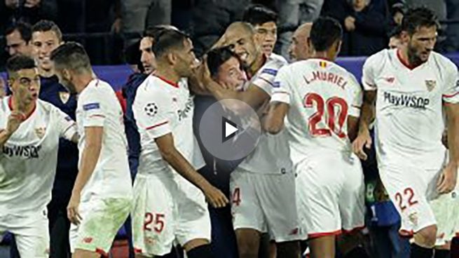 Los jugadores del Sevilla celebran un gol con Berizzo. (AFP) ?>