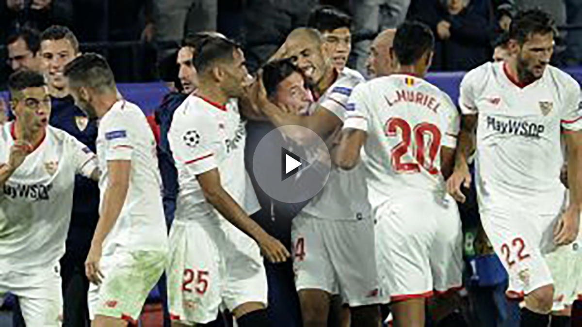 Los jugadores del Sevilla celebran un gol con Berizzo. (AFP)
