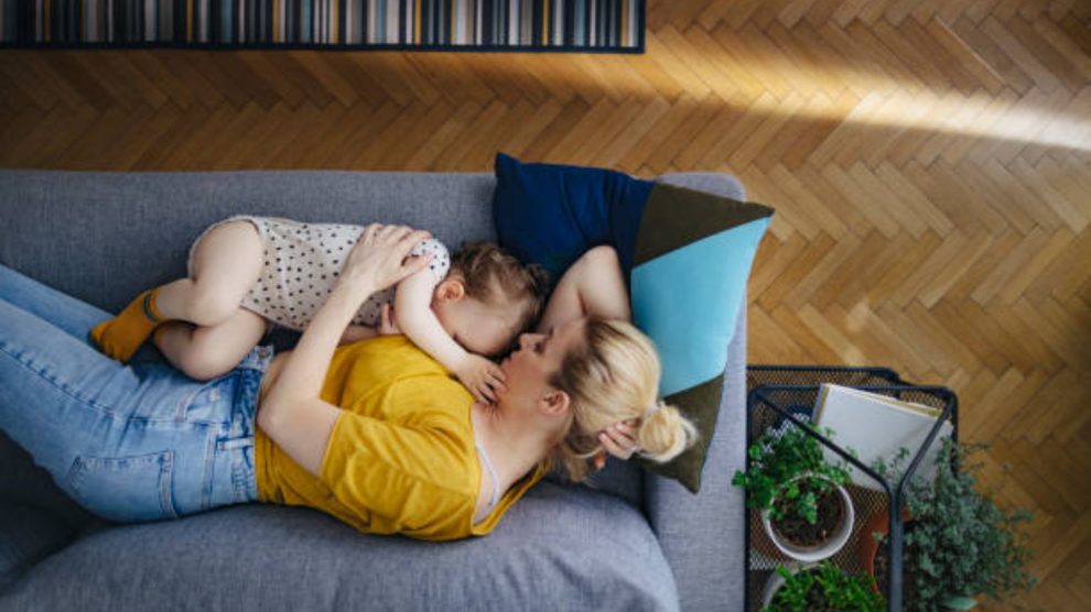 Por qué tu bebé o hijo pequeño nunca debe quedarse solo en una cama o sofá?  