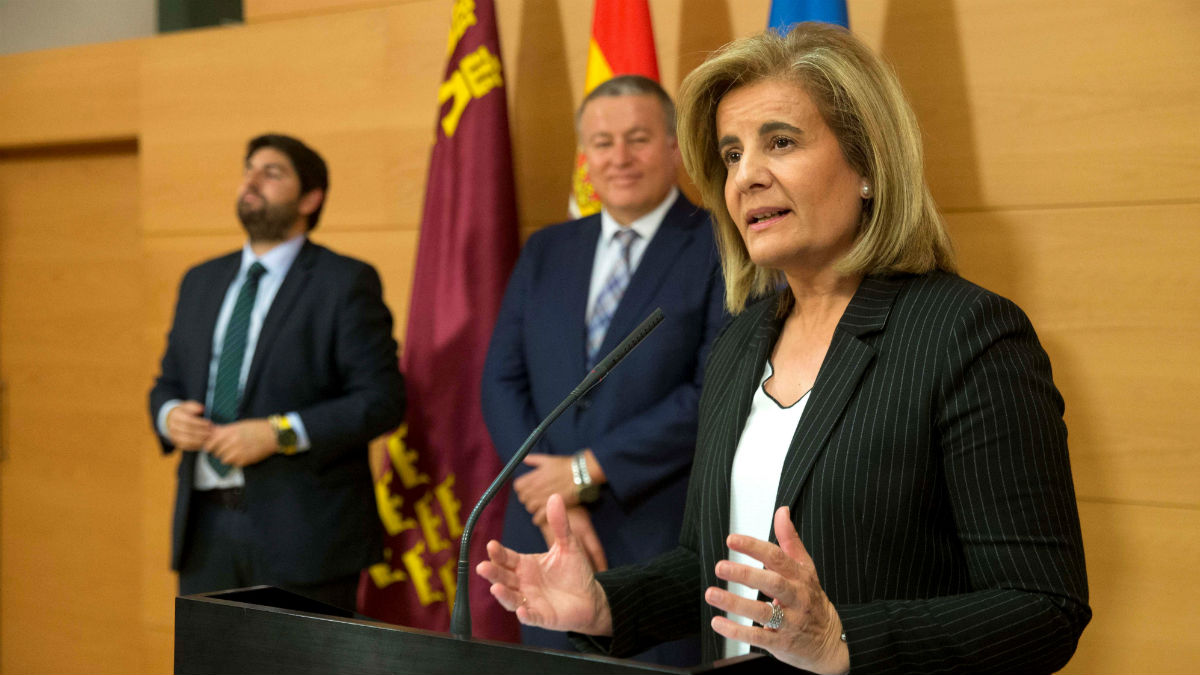 La ministra de empleo y seguridad social Fátima Báñez acompañada por el presidente del Gobierno de Murcia, Fernando López Miras (i) (Foto:EFE)