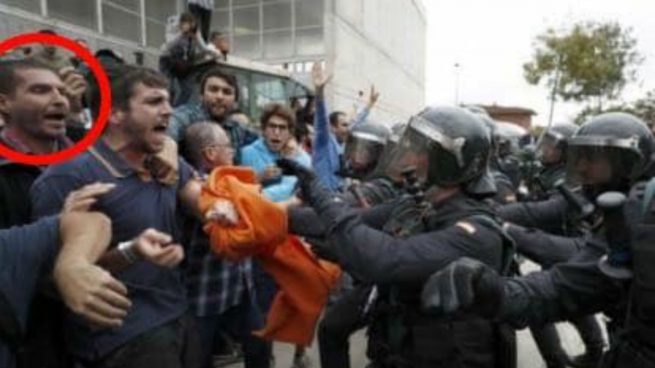 La policía identifica mossos ‘de día libre’ violentando la ley como piquetes en los colegios del 1-O