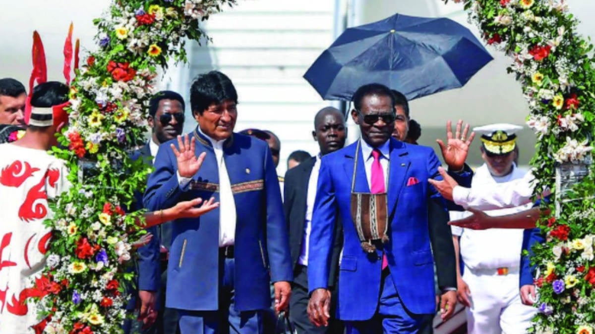El mandatario boliviano, Evo Morales, agasaja al dictador guineano, Teodoro Obiang, en La Paz.