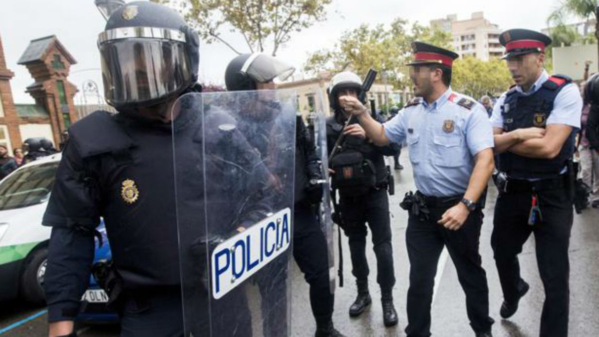 Mossos d’Esquadra se encaran con agentes de la Policía Nacional el 1-O. (Foto: EFE)