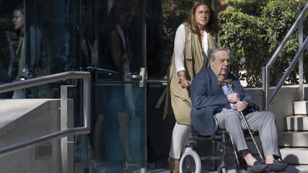 Pablo González Liberal, padre de Ignacio González, saliendo de la Audiencia Nacional (Foto: Efe).