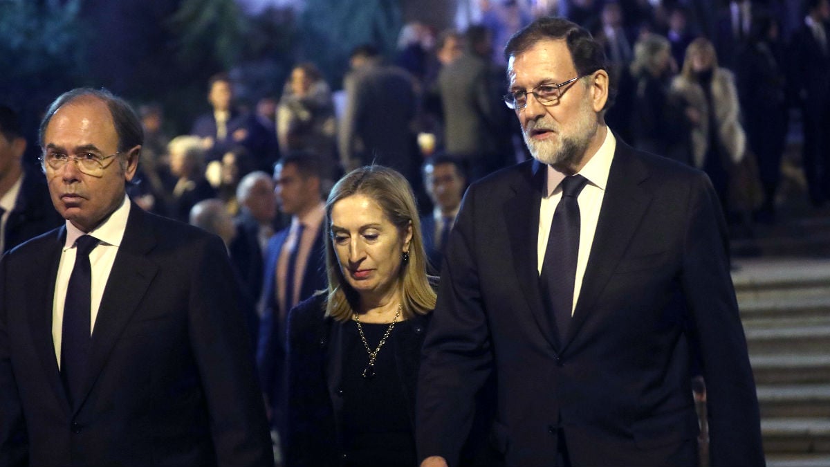 Pío García-Escudero, Ana Pastor y Rajoy a su llegada al funeral (Foto: Efe).