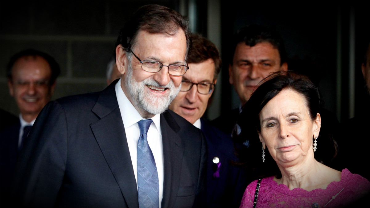 El presidente del Gobierno, Mariano Rajoy; el gallego, Alberto Núñez-Feijóo; y la ex presidenta del TC María Emilia Casas. (EFE)