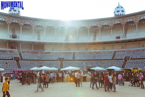 La arena de la plaza de toros de Barcelona, La Monumental, acoge la segunda edición de Monumental Club con música, street food y mercadillo de marcas locales. 