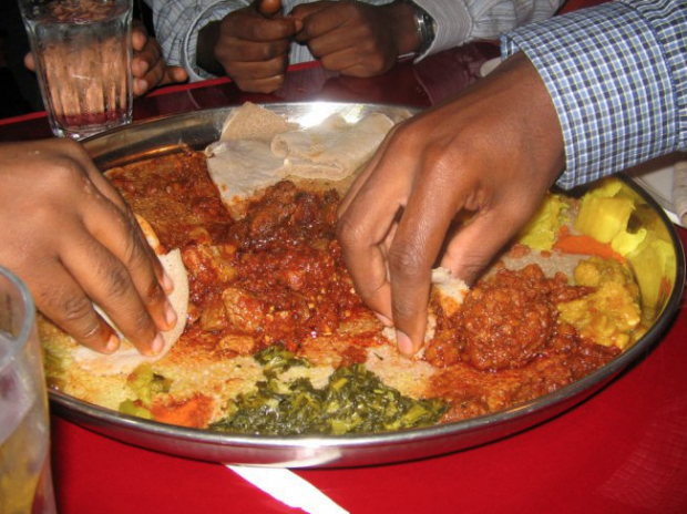 Una injera de base del plato y encima se ponen todo tipo de ingredientes. 