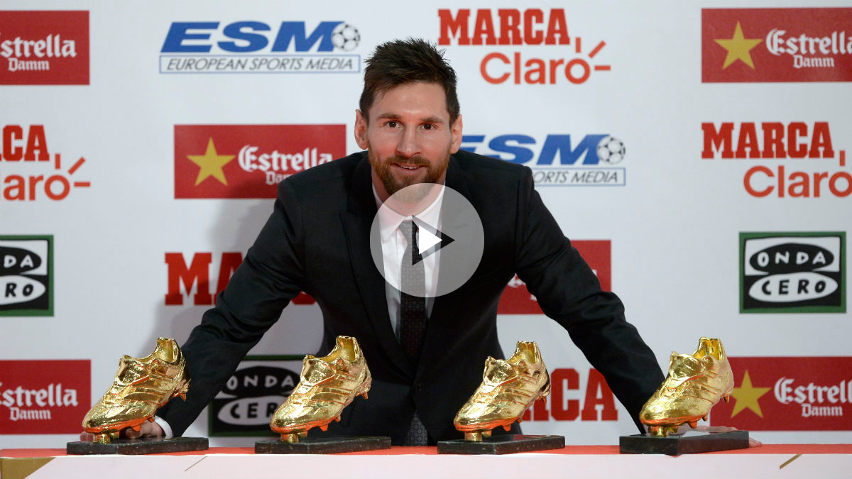 Leo Messi posa con sus cuatro Botas de Oro. (AFP)