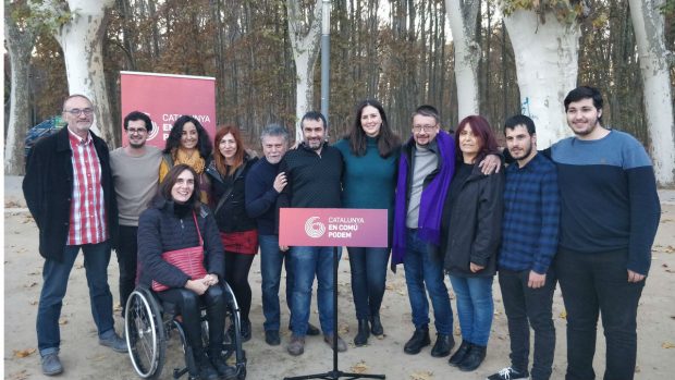 Xavier Domènech posa con los miembros de su lista en Gerona