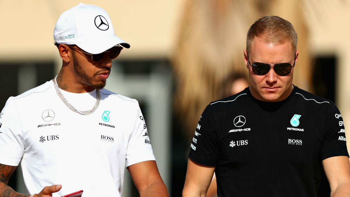Valtteri Bottas se ha quedado muy lejos del rendimiento de Lewis Hamilton, algo que debe mejorar en 2018 si quiere permanecer más tiempo en Mercedes. (Getty)