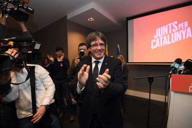 Puigdemont al entrar en el salón del hotel de Brujas donde se ha realizado la presentación de la lista electoral de Junts per Catalunya. Foto: AFP