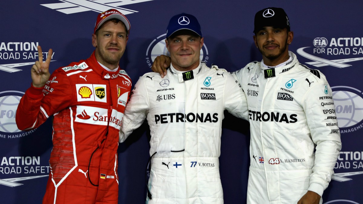 Bottas, junto a Vettel y Hamilton tras la clasificación. (Getty)