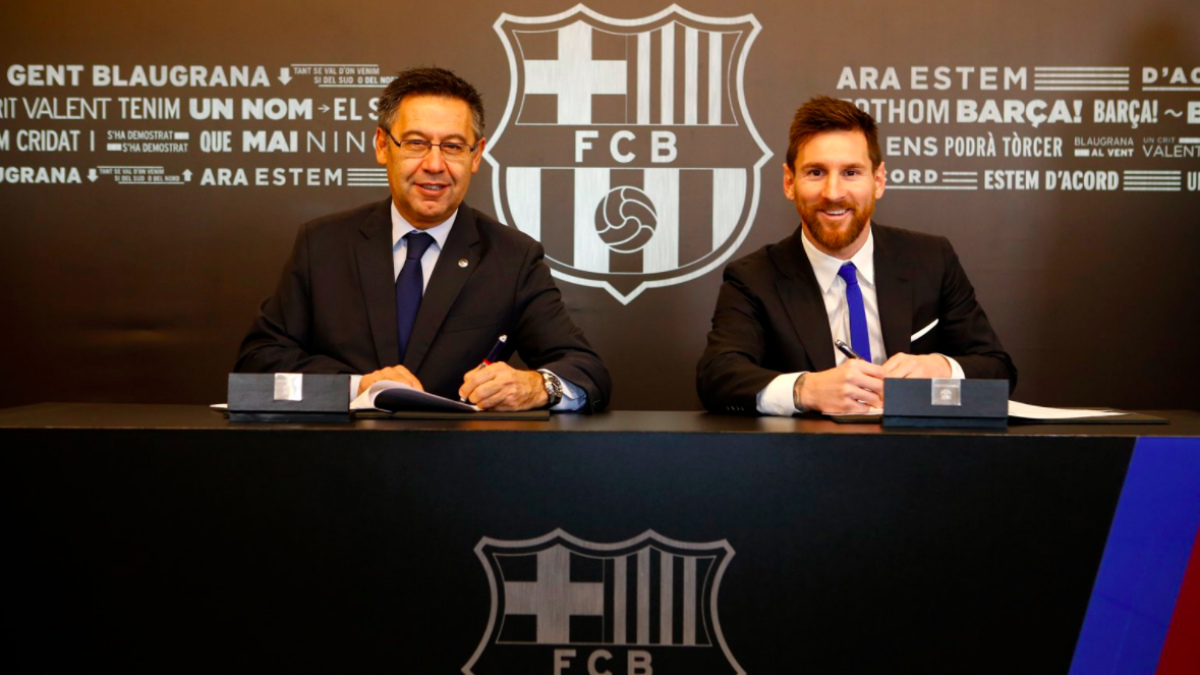 Leo Messi estampa su firma en su nuevo contrato hasta 2021. (FC Barcelona)