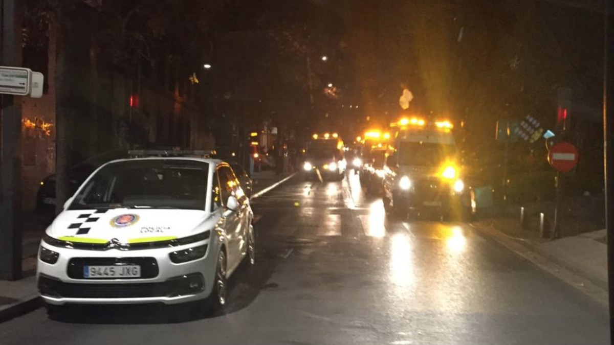 Hasta el lugar del incendio se han trasladado varias ambulancias y coches de la Policía de Granada