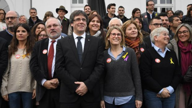 Puigdemont y el resto de ex consellers cesados en la presentación de la lista electoral de Junts per Catalunya. Foto: AFP