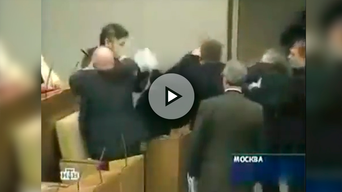 Las célebres peleas a puñetazos del líder ruso Vladimir Zhirinovski, que ahora apoya a Puigdemont.
