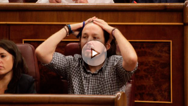 Pablo Iglesias haciéndose la coleta en el Congreso de los diputados. (Foto: FRANCISCO TOLEDO) ?>