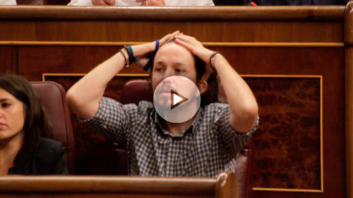 Pablo Iglesias haciéndose la coleta en el Congreso de los diputados. (Foto: FRANCISCO TOLEDO)